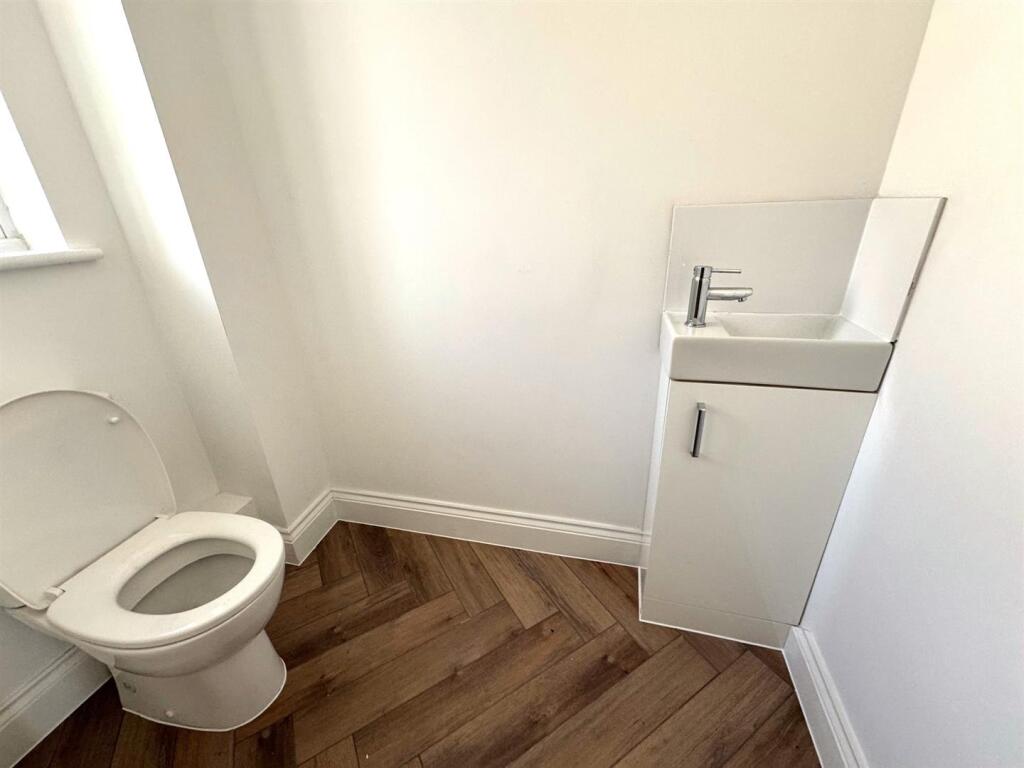 CLOAKROOM.jpg