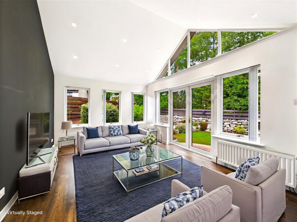 Lounge/family room