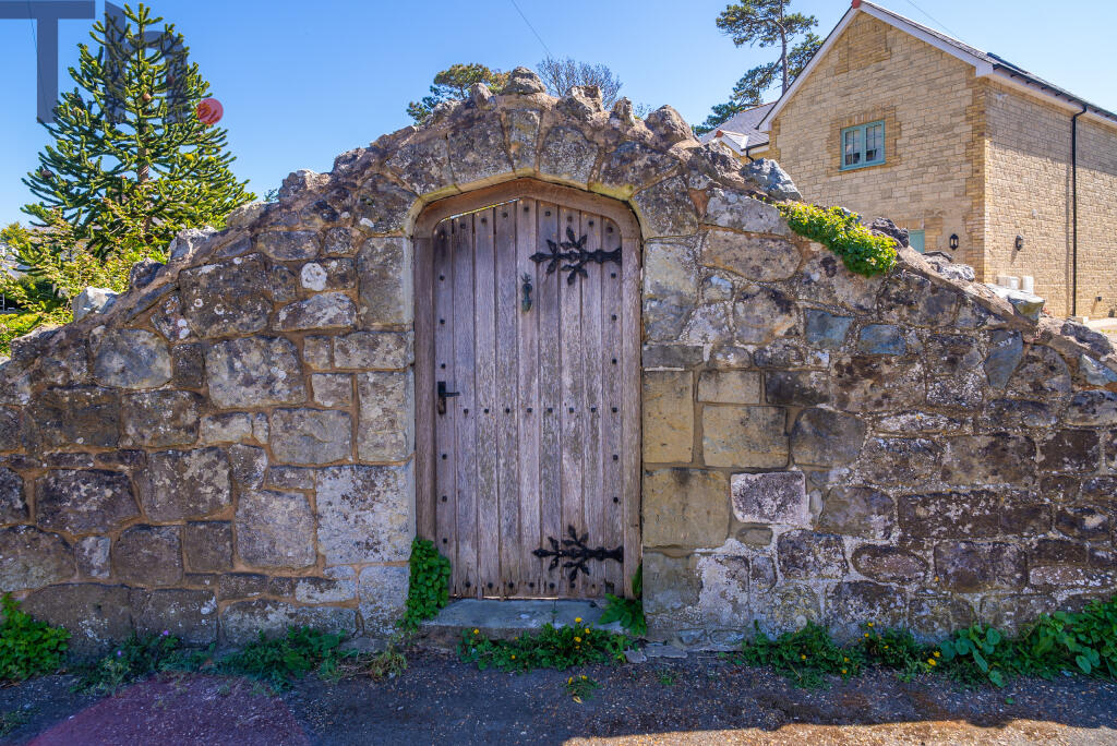 Feature Side Gate