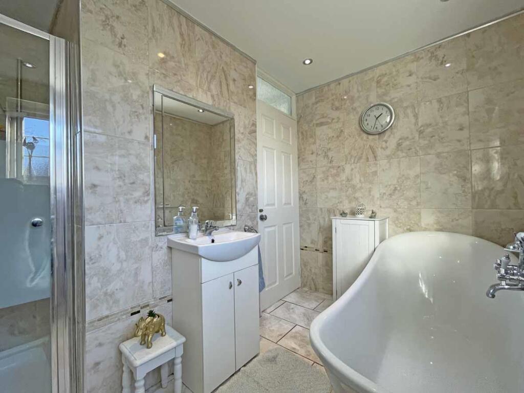 Drax Gardens 23 Bathroom 2.jpg