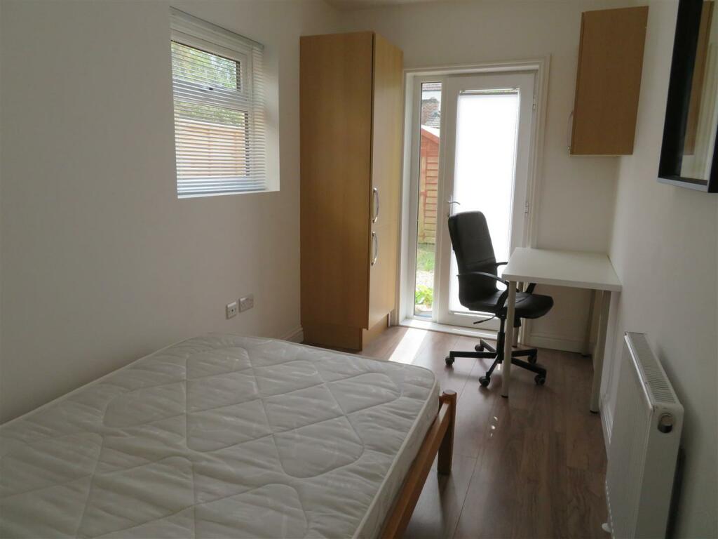 11 Stansted Bed3.JPG