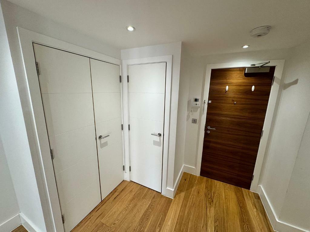 Flat Hallway - pic 2