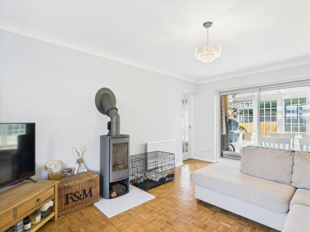 CAM01354G0-PR0558-STILL008