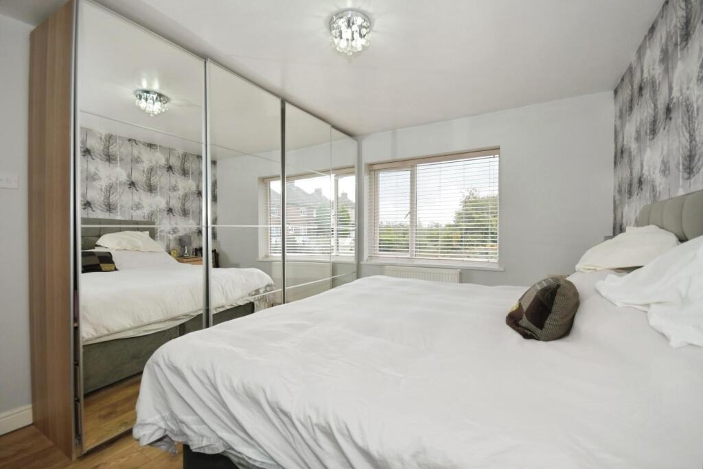 BEDROOM 1 02.jpg