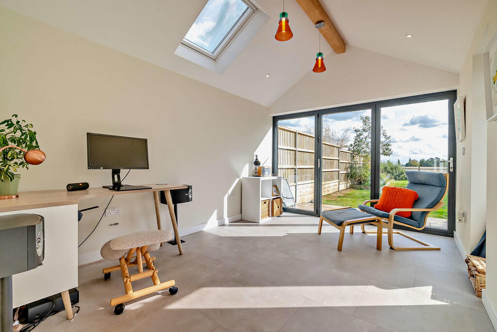 8664108-interior2...