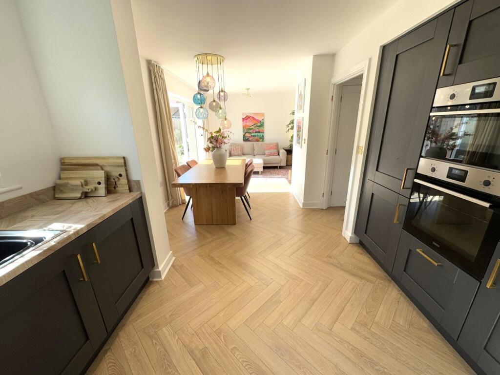 KITCHEN/DINER/FAMILY ROOM