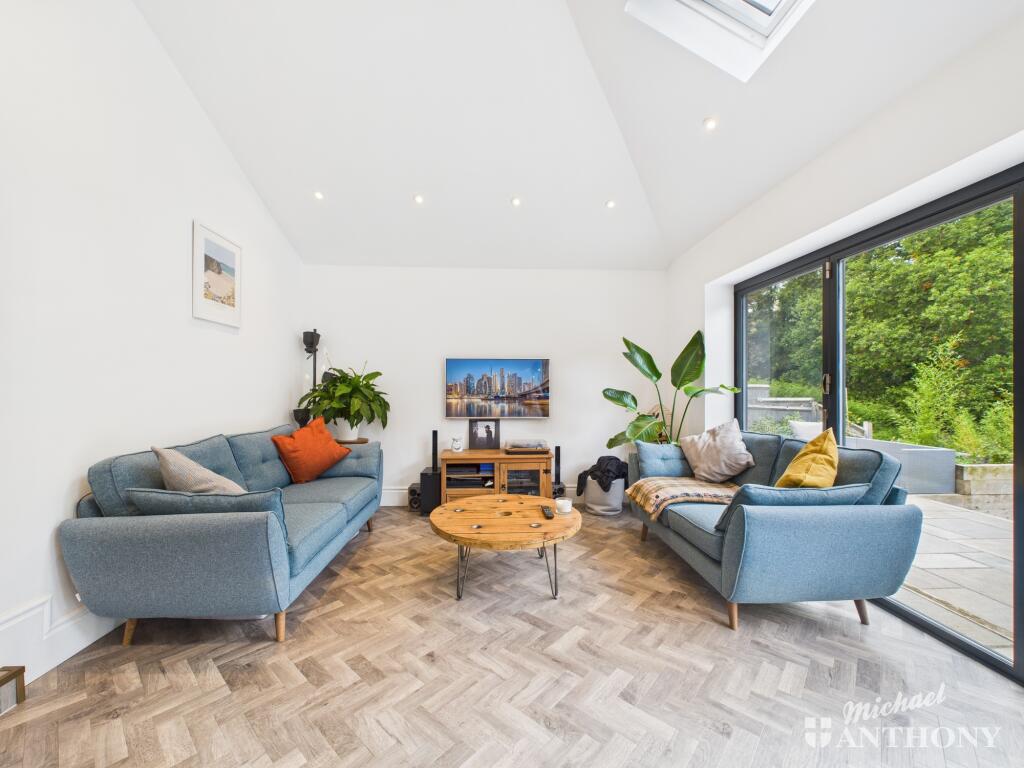 CAM02773G0-PR0362-STILL021