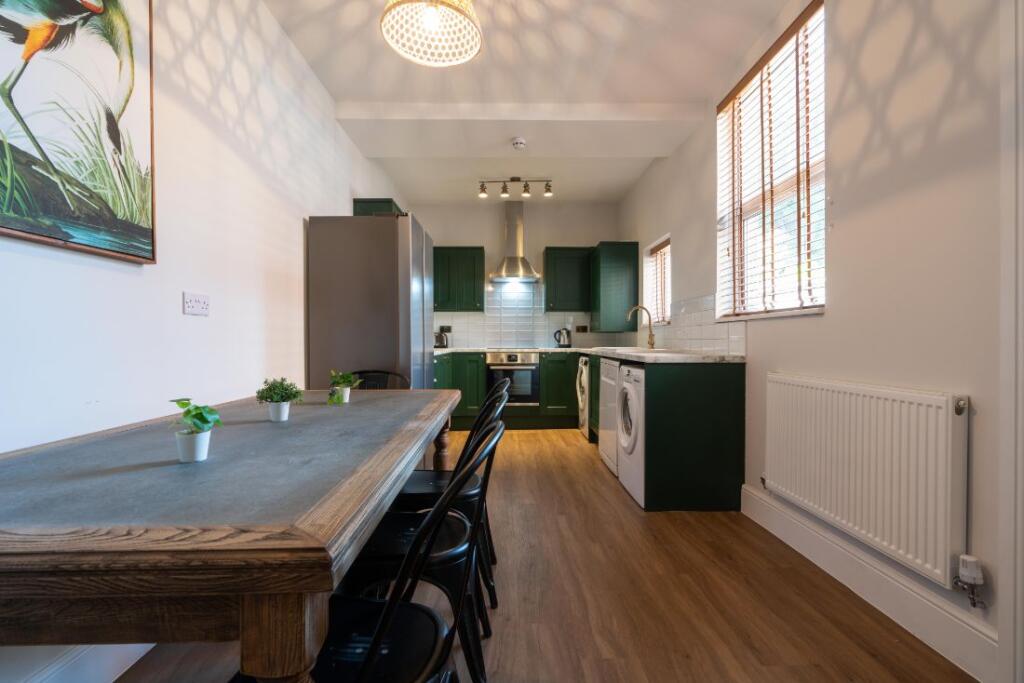 35KR - Kitchen / Living Area