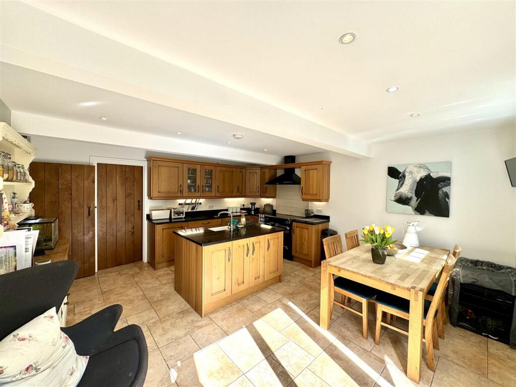 OPEN PLAN KITCHEN/DINING ROOM