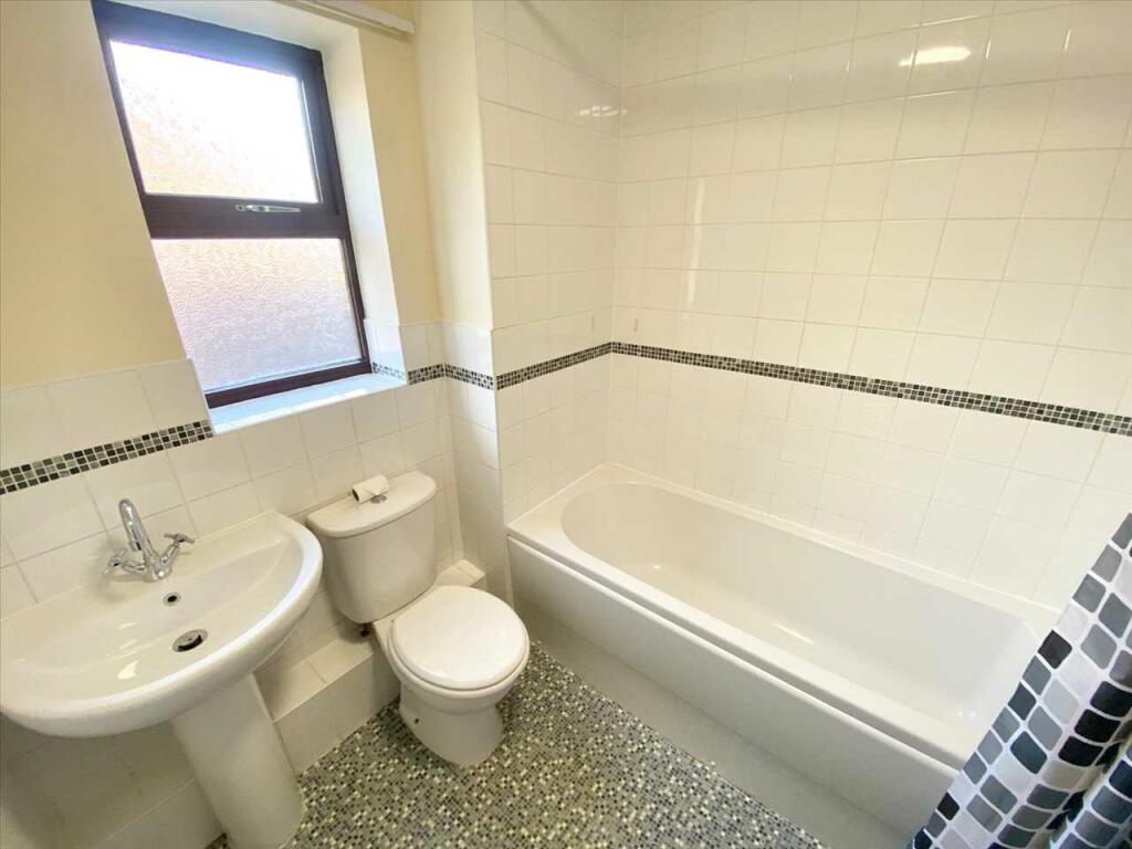 Bathroom 1.94m (6'
