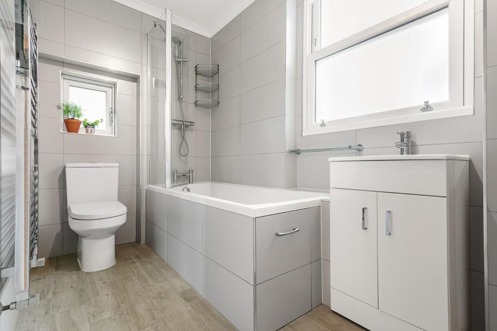 Bathroom (1).jpg