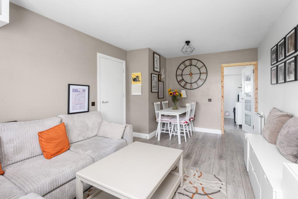 Lounge / Dining Area