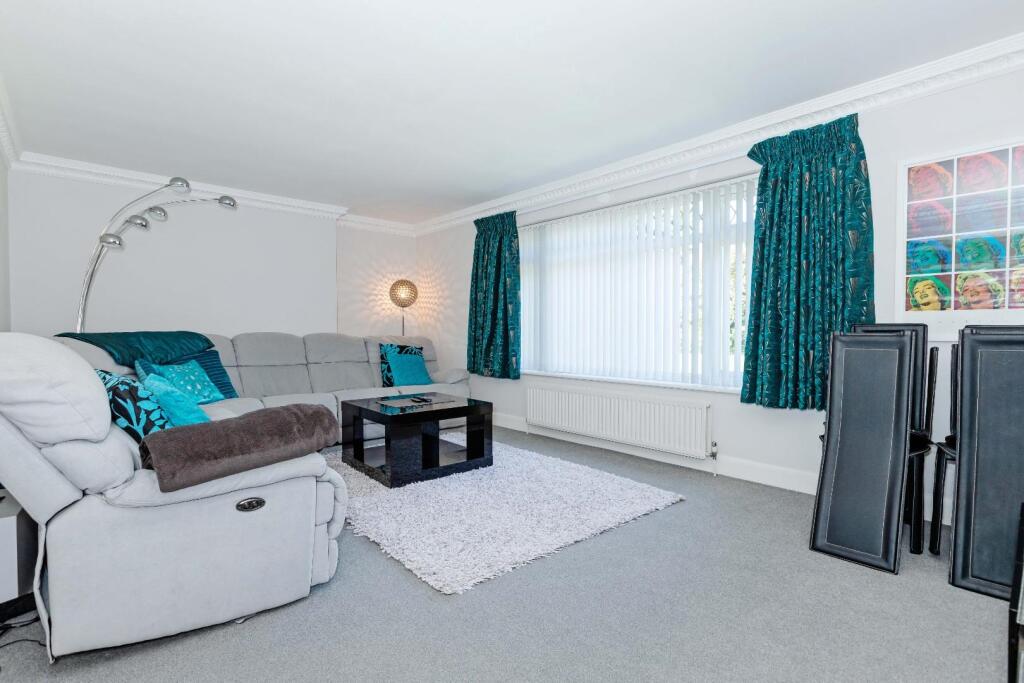 19 Abbots Way_11.JPG