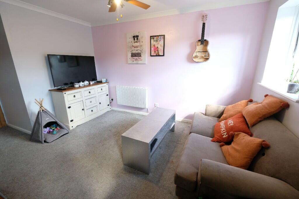 KITCHEN/LIVING ROOM