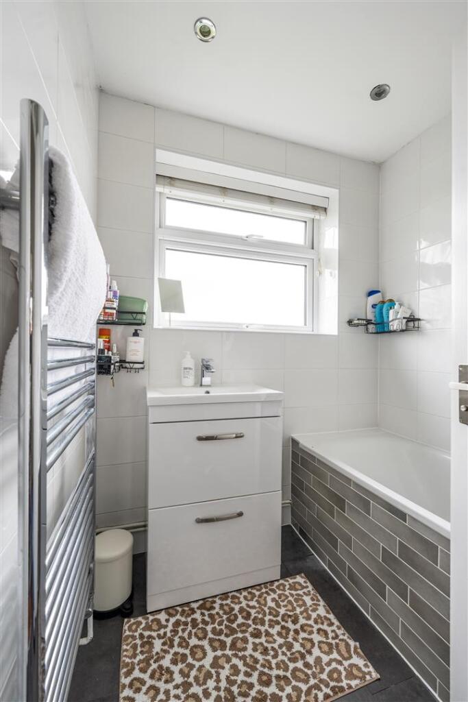 Snakes Lane West, IG8