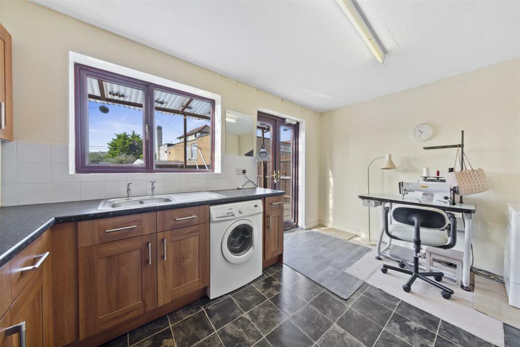 Right Hand Semi Kitchen/Dining Room