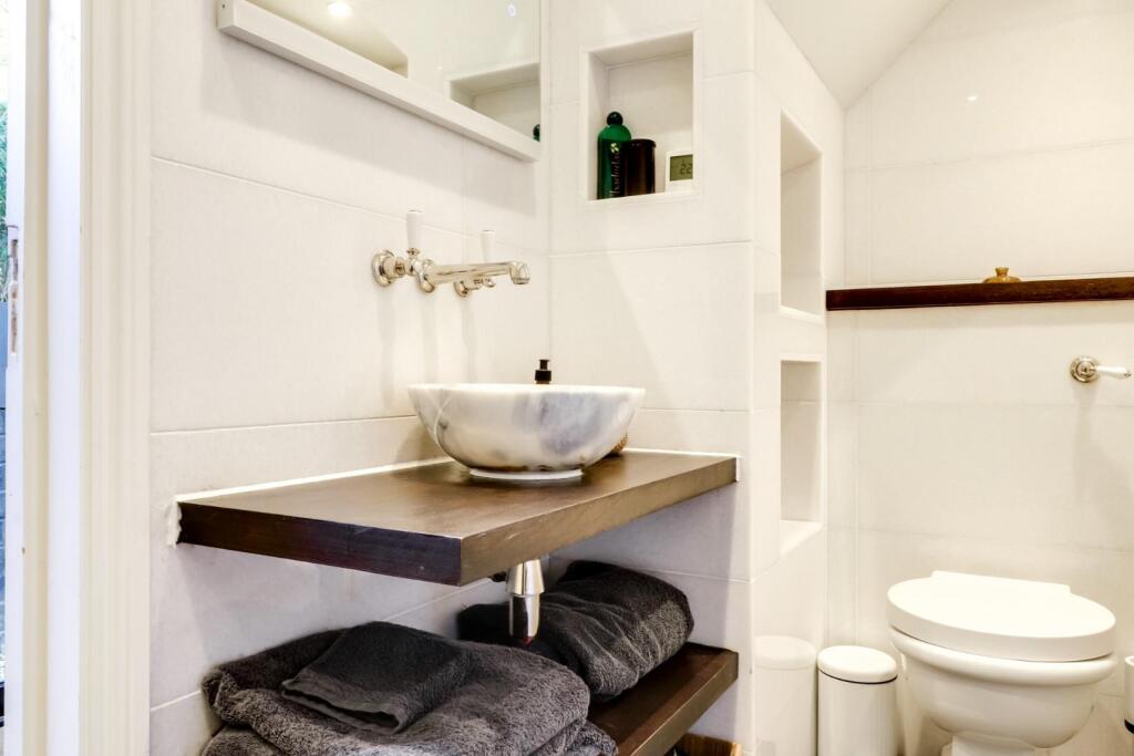 Downstairs Bathroom (6).jpg