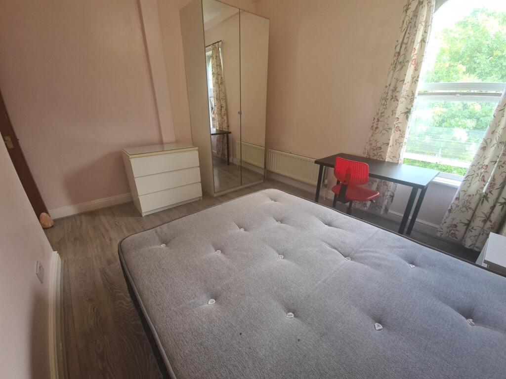 A well-maintained double bedroom featuring a co...