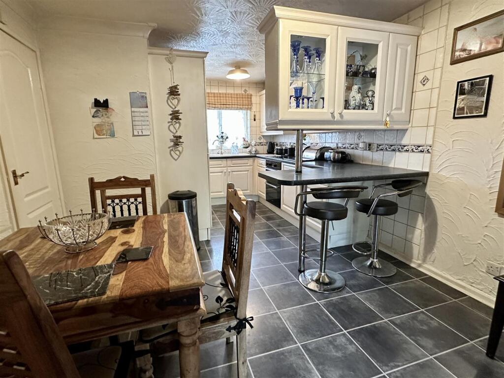 open-plan dining/kitchen