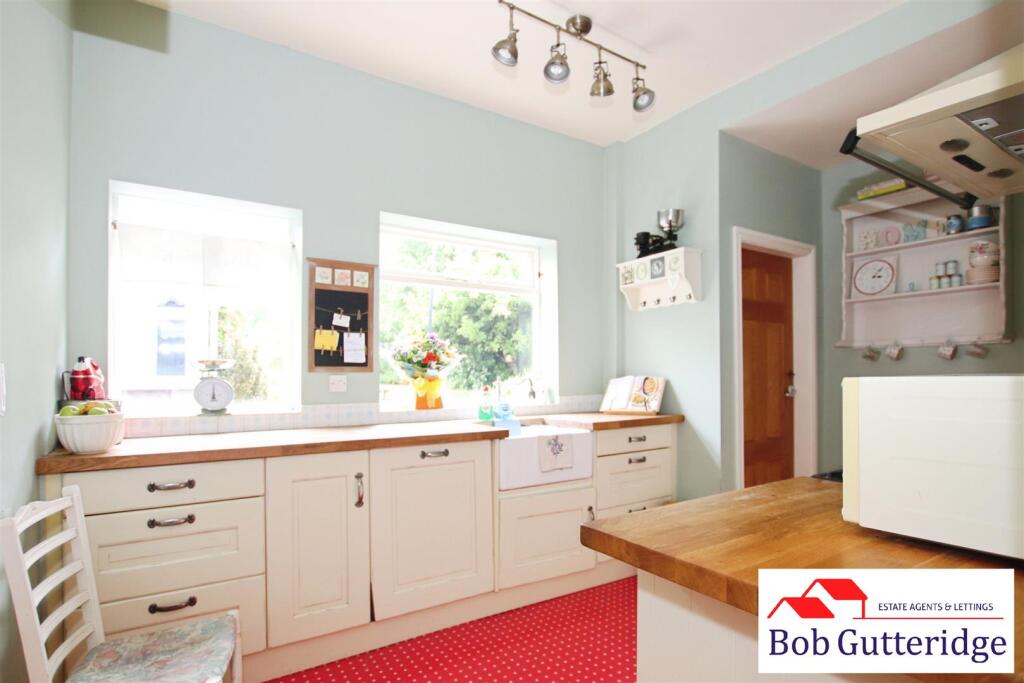 FITTED KITCHEN