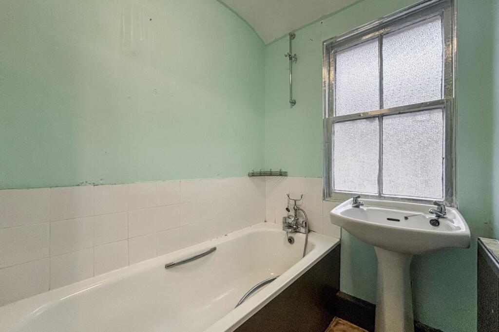 Flat B, 80 Charteris Road, Brent, London NW6 7EX