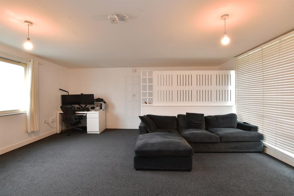 Lounge/Dining Area