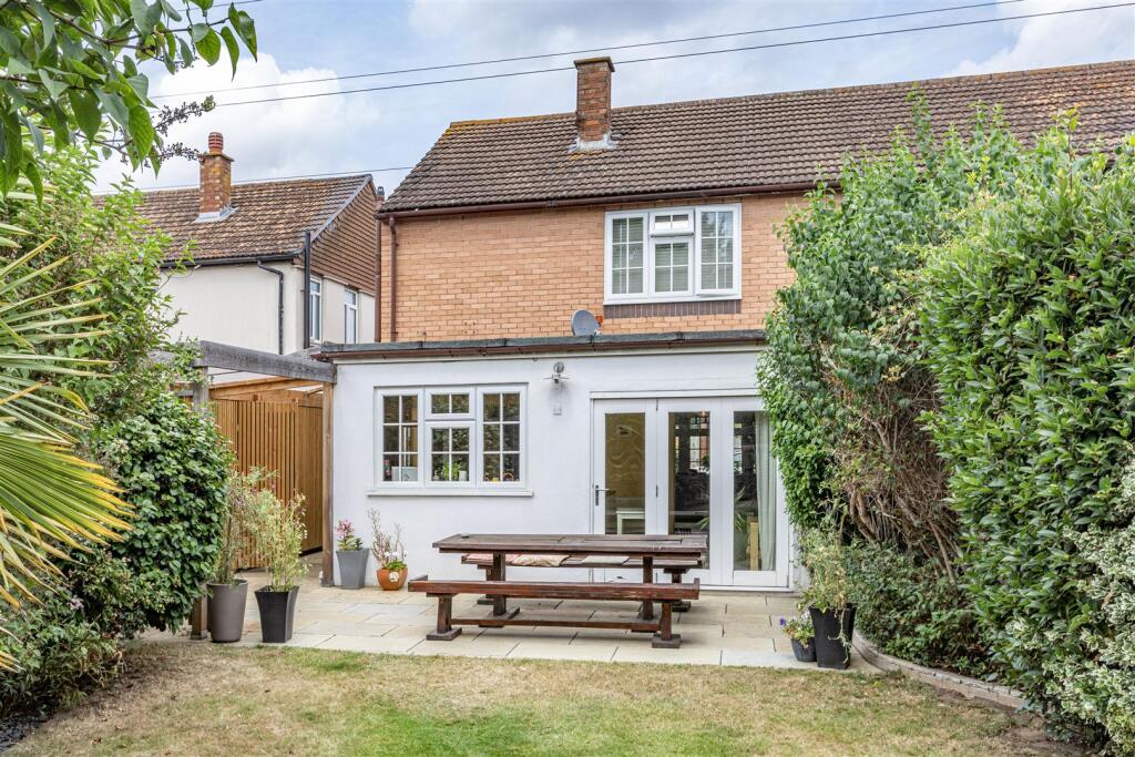 51 Hart Road, KT14 7NJ - 18.jpg