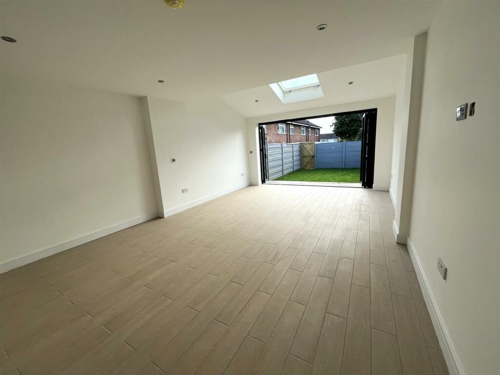 Linwood Drive, Lounge, Diner.jpeg
