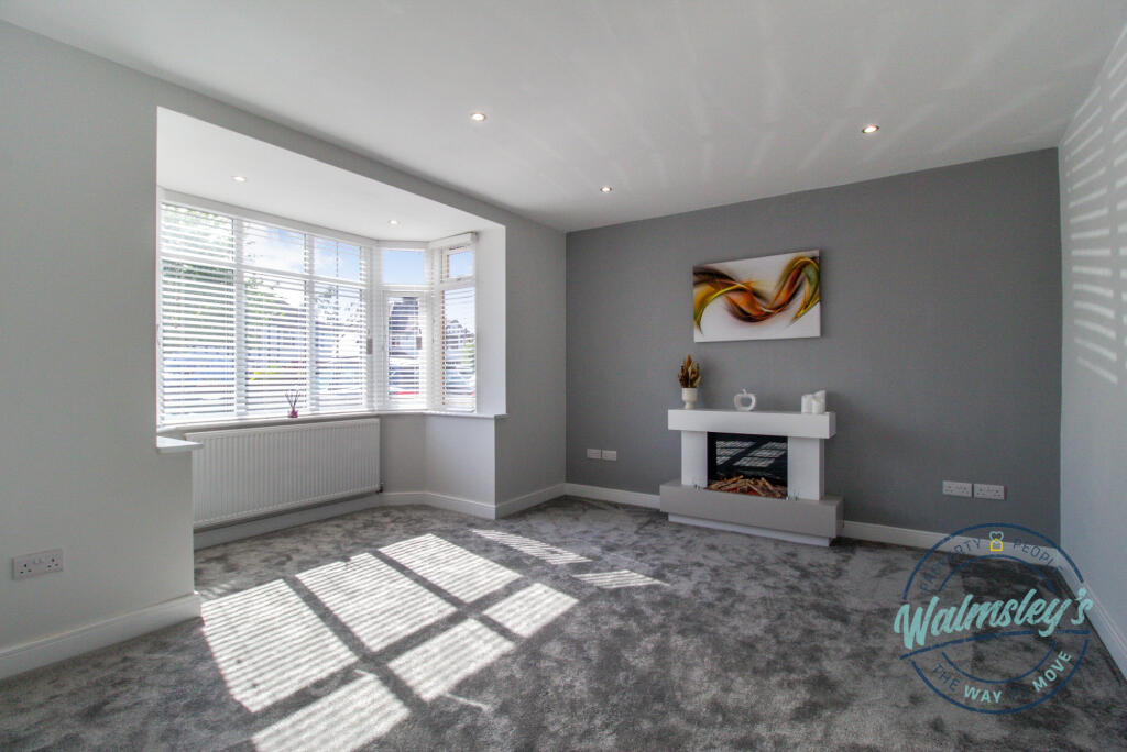 Sitting room with square bay