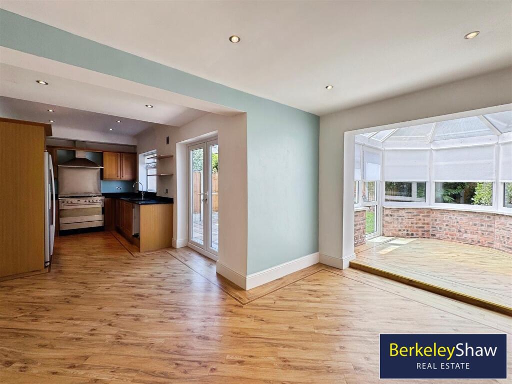 Moorgate Avenue, Crosby