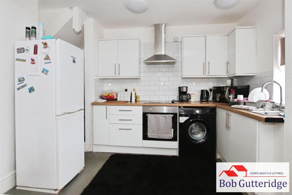 FITTED KITCHEN / DINER