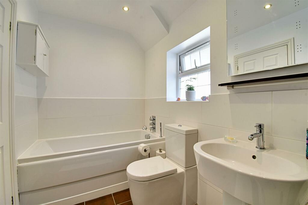Bathroom 1.jpg
