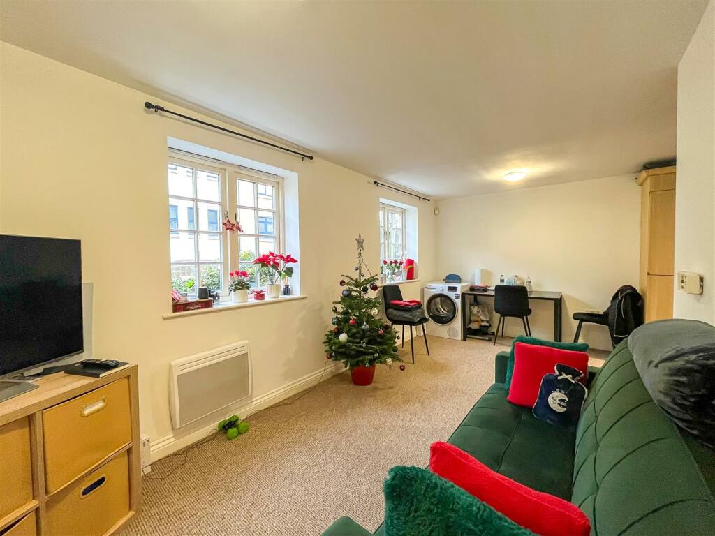 2 Thomas Webb Close