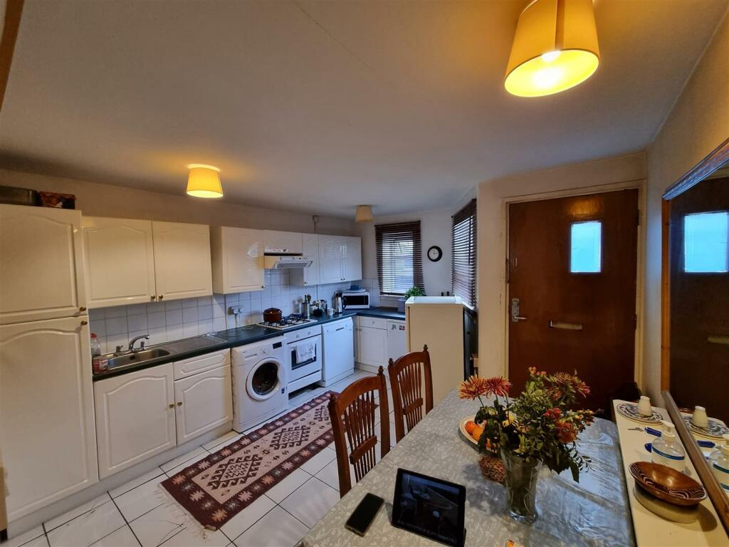 hood Close -- Kitchen Diner.jpg