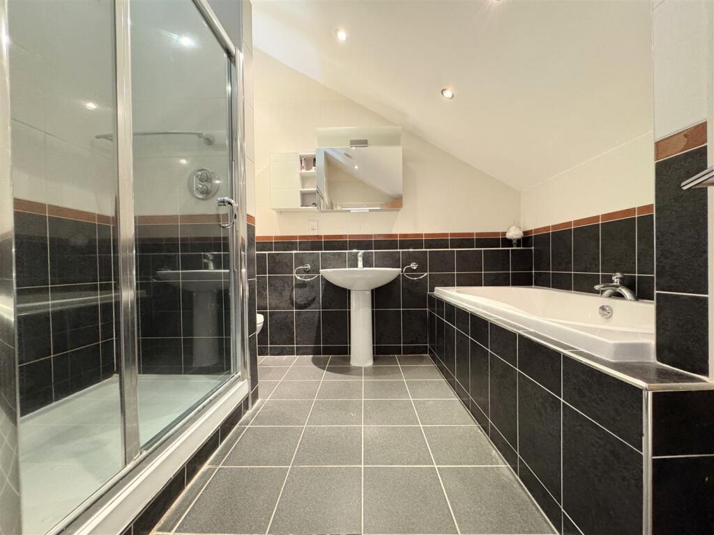 En Suite Main Bedroom