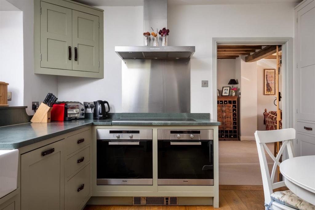 43 - Manor Barn - GL53 9PD - Web.jpg