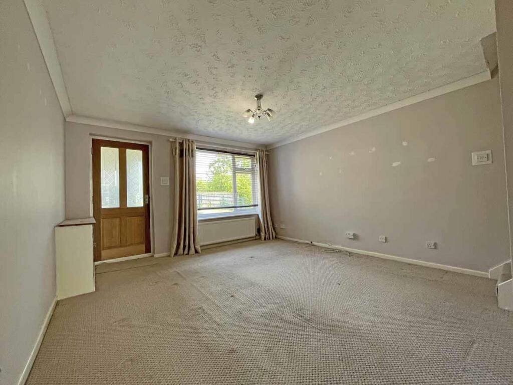 Rigdale Close 71 - Lounge 2.jpg