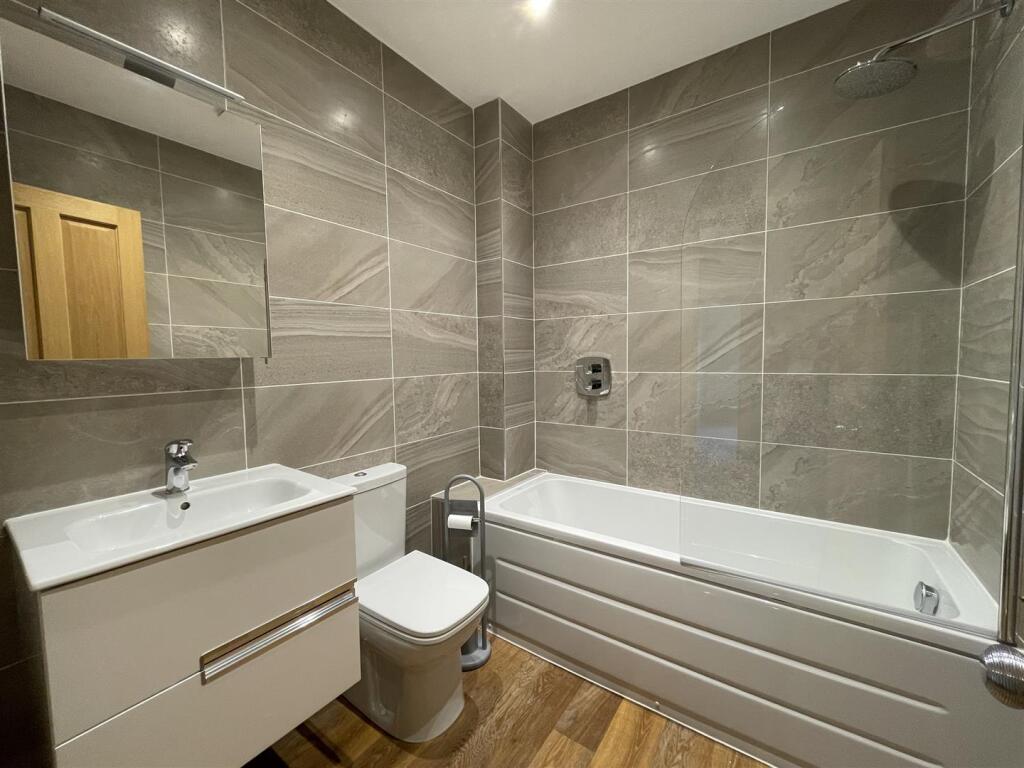 Main Bathroom.JPG