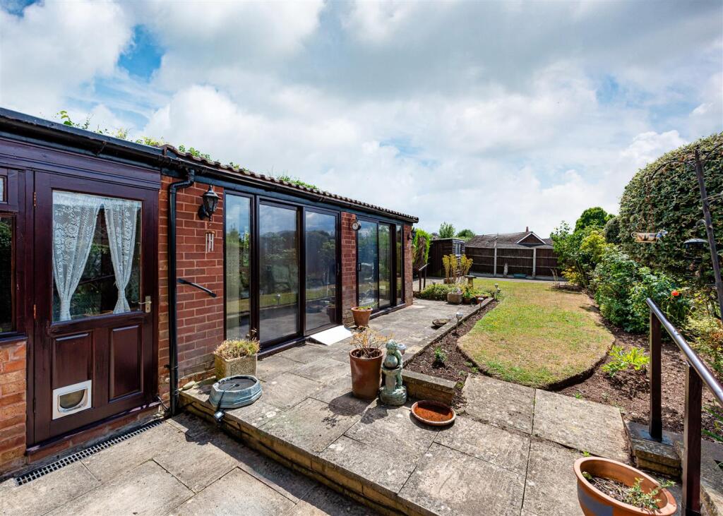 19 Woodland Close-garden1.jpg