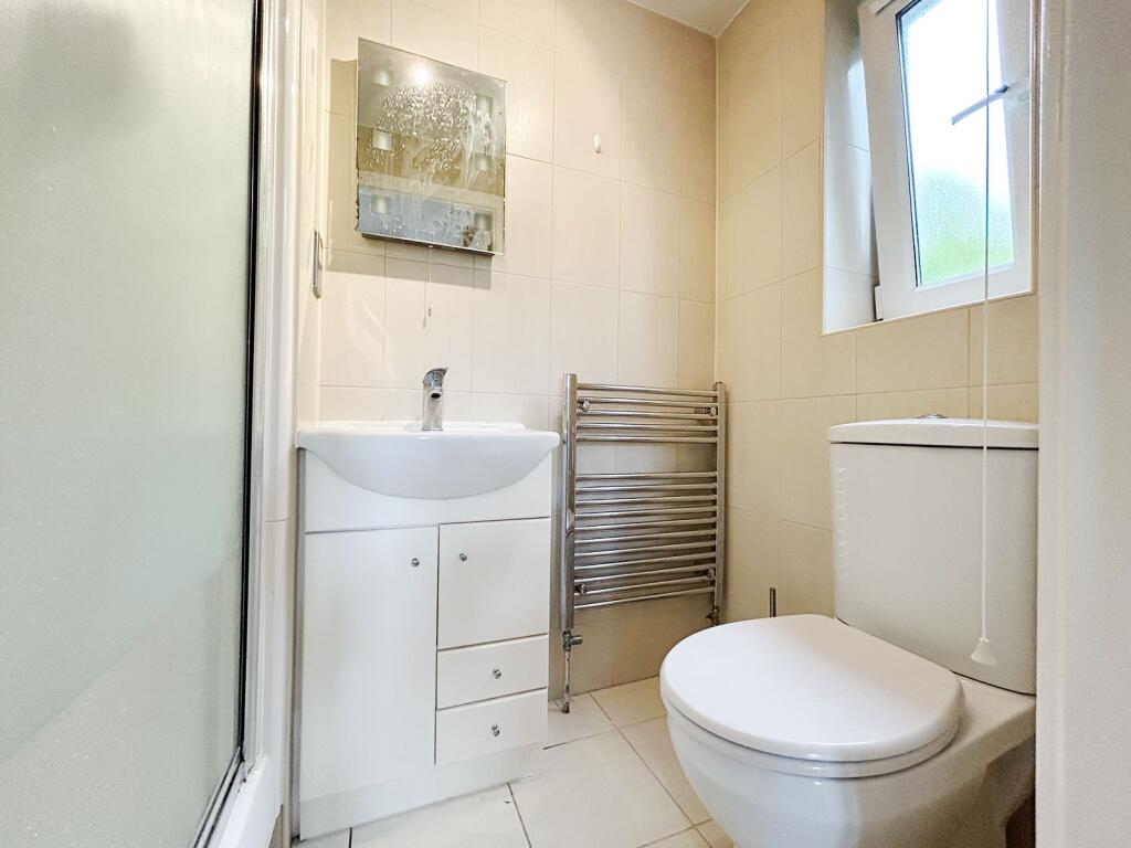 En-suite to bedroom 2