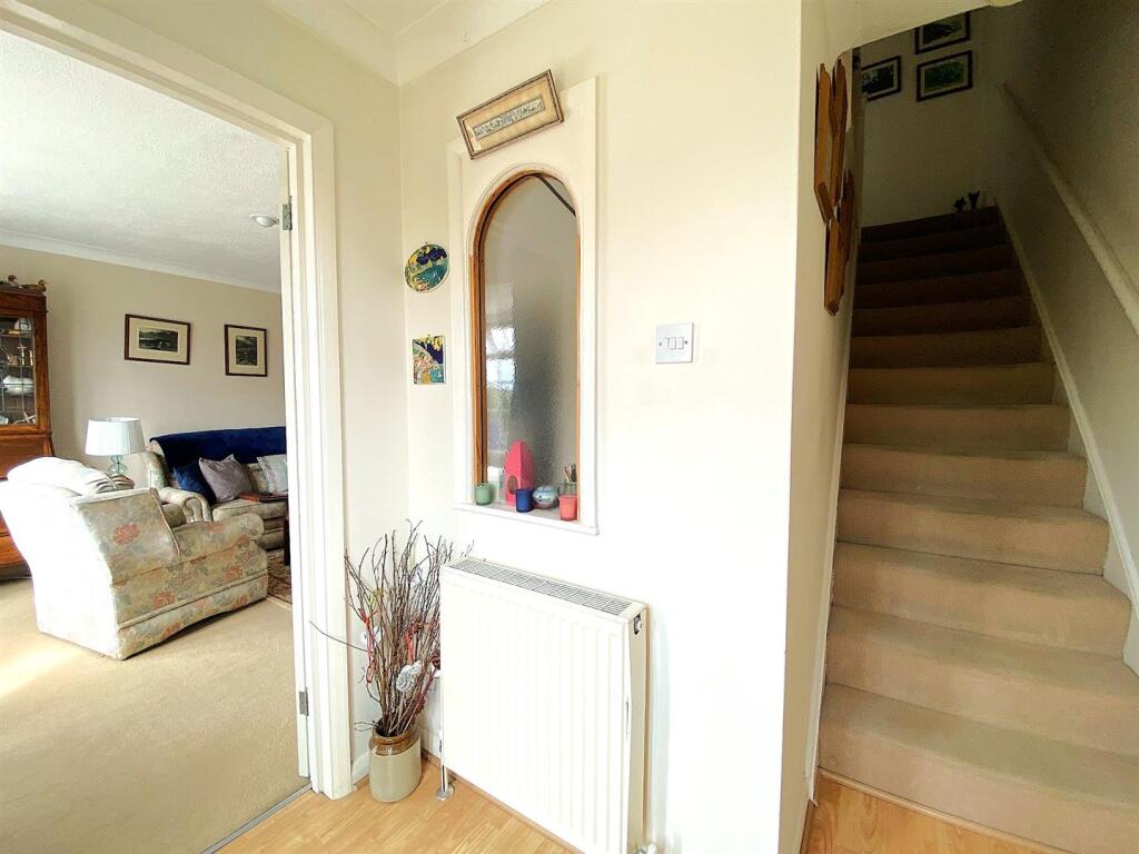 60 Links Drive - Hall1.jpg
