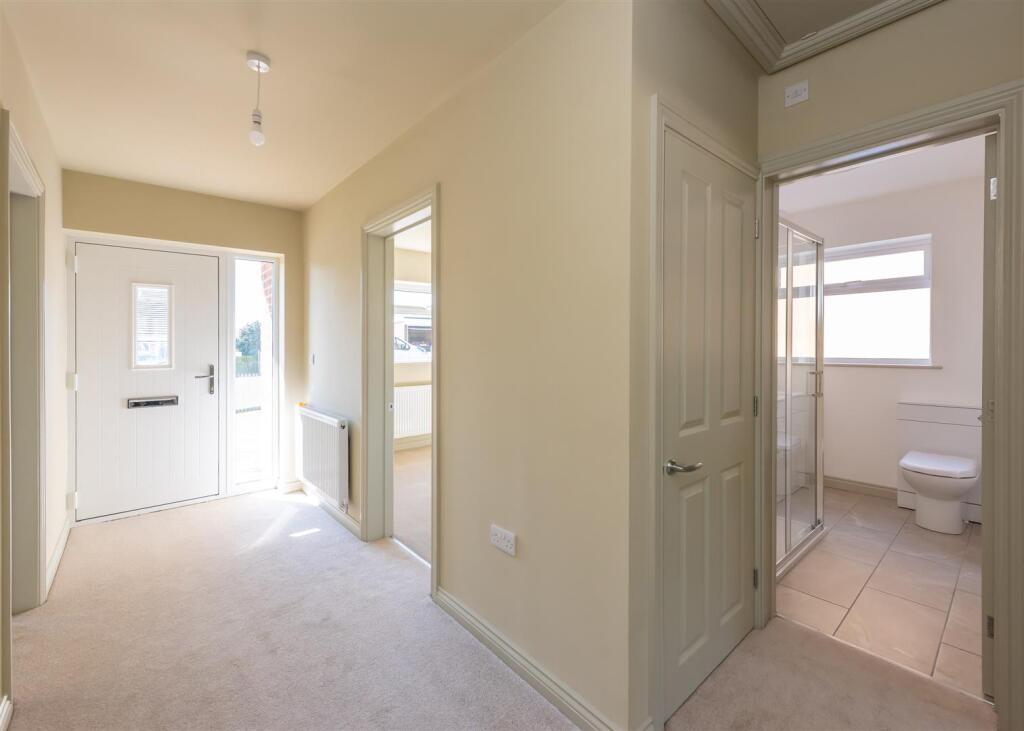 8 Fox Close-hall.jpg