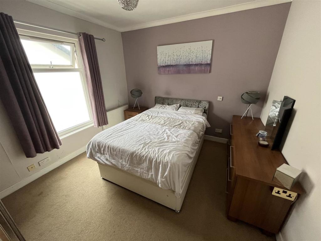 Bedroom 1.jpg