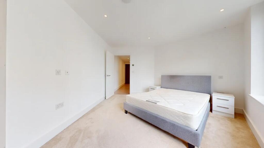 Bright and clean double bedroom featuring a mod...