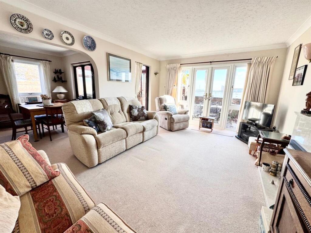 LOUNGE / DINING ROOM