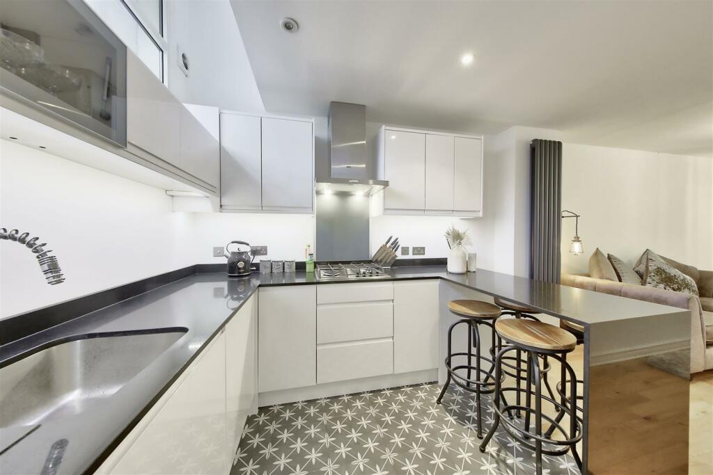 Kitchen 2.jpeg