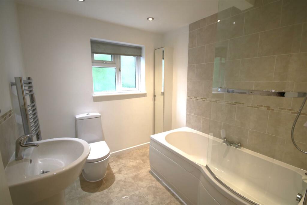 Family Bathroom a.JPG