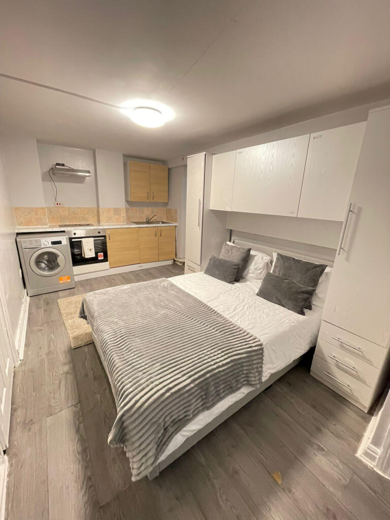 Newly refurbished studio flat Walthmastow E17.