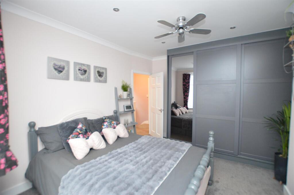 43 Station Road bed 1.JPG