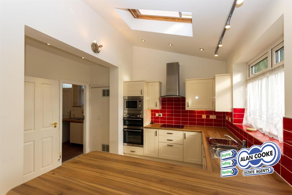 FITTED KITCHEN